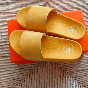 BNWB Rocket Dog Cheri microfiber slides size 8